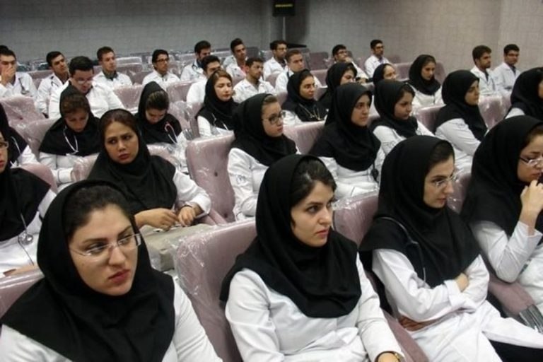 نگین غرب استان تهران: 🔴 روایتی متفاوت از زندگی پزشکان در ایران؛ از کمبود پزشک تا تمایل به مهاجرت🔹 سخنگوی سازمان نظام پزشکی با اشاره به وضعیت ج