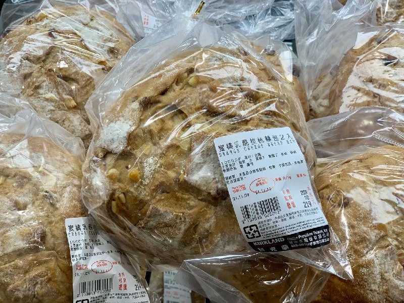 Costco新上架的麵包，蜜橘乳酪核桃麵包，拿起來很有份量，可用烤箱加熱，160度3-5分鐘~