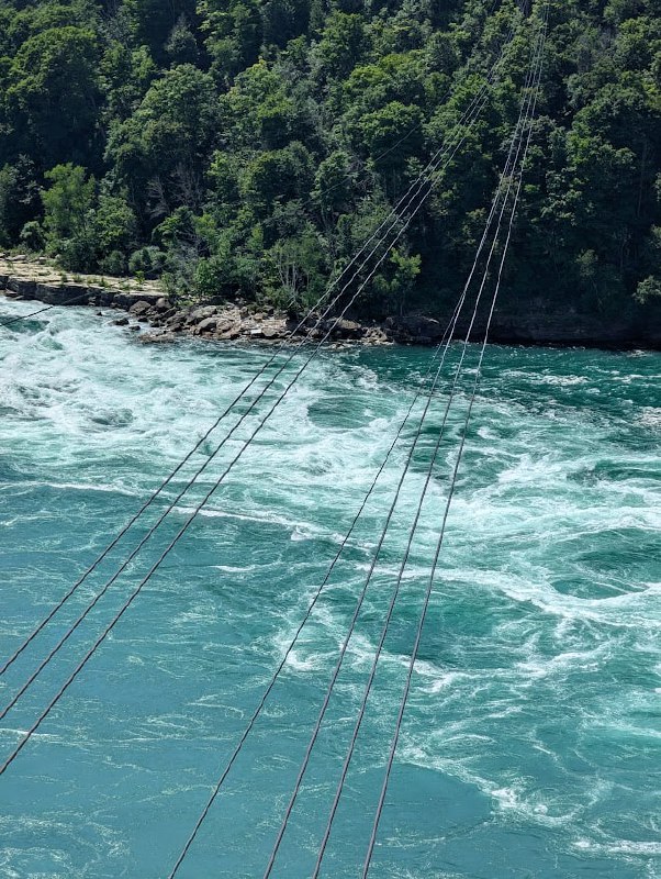 Whirlpool 確實譯作「渦流」更佳，Niagara Whirlpool 已經算鼎鼎有名的渦流景觀，固然也美，但不是我想象中的「漩渦」景觀，那種電影畫面式的漩渦，可以對應 Maelstrom 一詞