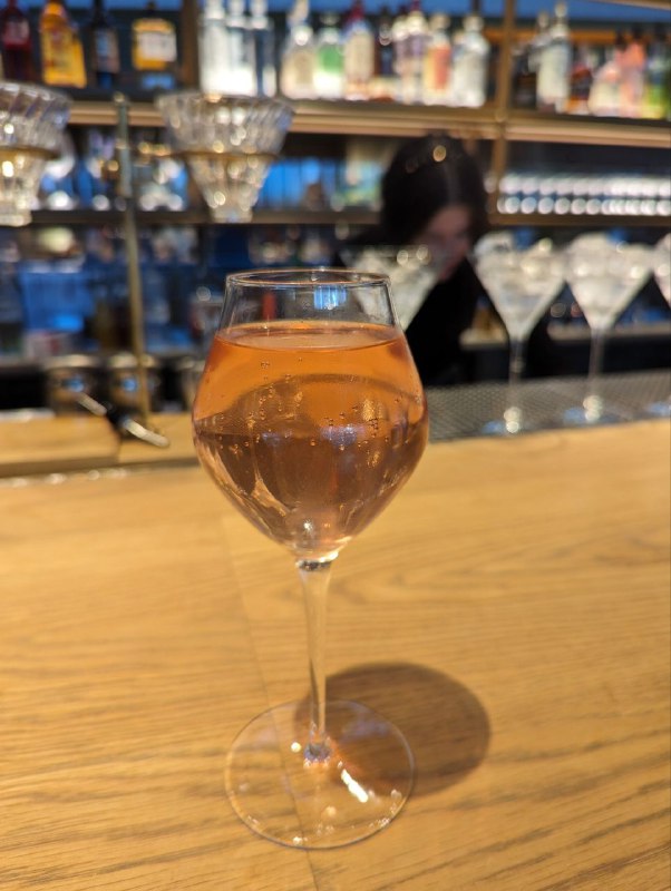 #增肥篇芝狗隨便進的門口老墨的店，好像不正宗，因為維基第一段就寫正宗芝狗一定沒 Ketchup......麥當勞總部店，特設有全球菜單，但門市本身並沒有想像中大，全球菜單也只有幾款商品而已，點了泰國的 Samurai McSpicy 和芬蘭薯條