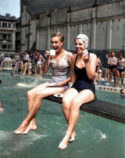 1955年在霍尔本绿洲户外游泳池休息。Holborn Oasis 是伦敦的一个著名公共游泳池，位于繁忙的市中心区域，因此被称为"绿洲"（oasis）