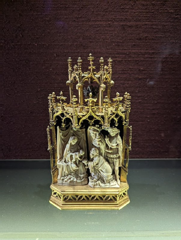 加冕日簡單進行一個 AGO 羊毛的薅：圖一遠看時我説風格真 Picasso，結果走近一看墻上名字，這就他真跡……圖二是一位印度藝術家的作品，我覺得有趣的點在於那兩個面具，瞬間讓我想到 FF14 薩維奈的人趣諸神和獸道諸神，不愧原型是印度