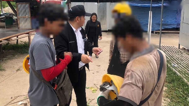 东南亚抓捕遣返线索：泰劳工部突击芭堤雅建筑工地逮捕24名非法外籍劳工 泰国就业厅厅长颂猜配图