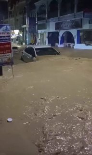 Severe flooding in Los Ceibos, Guayaquil, Ecuador 🇪🇨Floodwaters submerged streets and vehicles and inundated residential homes.