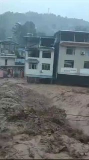 Massive landslide caused multiple buildings to collapse near the Wujiang Three Bridges, Pengshui, Chongqing, China 🇨🇳 (17.07.2026)