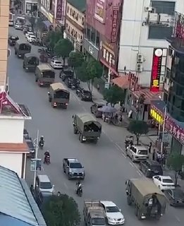 平台风险资料：佤邦邦康主干道街上大批军用车辆直接排成长龙 整条马路一眼望不到头！好配图