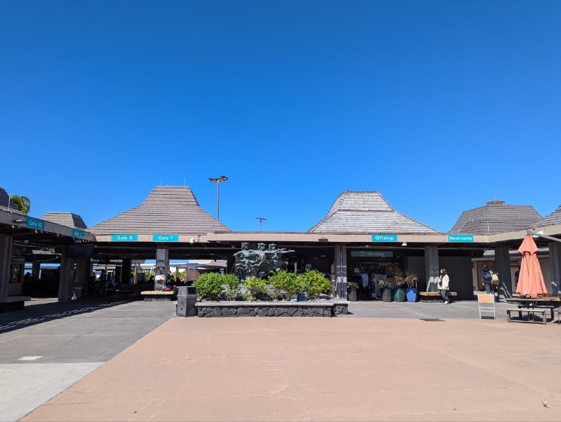 KOA 機場一眼看過去還以為在某個景區裡，攝於登機口前