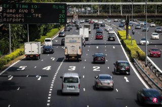 未来三个月可供投标的拥车证总配额增加，促使所有车组成价都回落，三大汽车组别成价连续两轮走低。https://zb.sg/bgHN