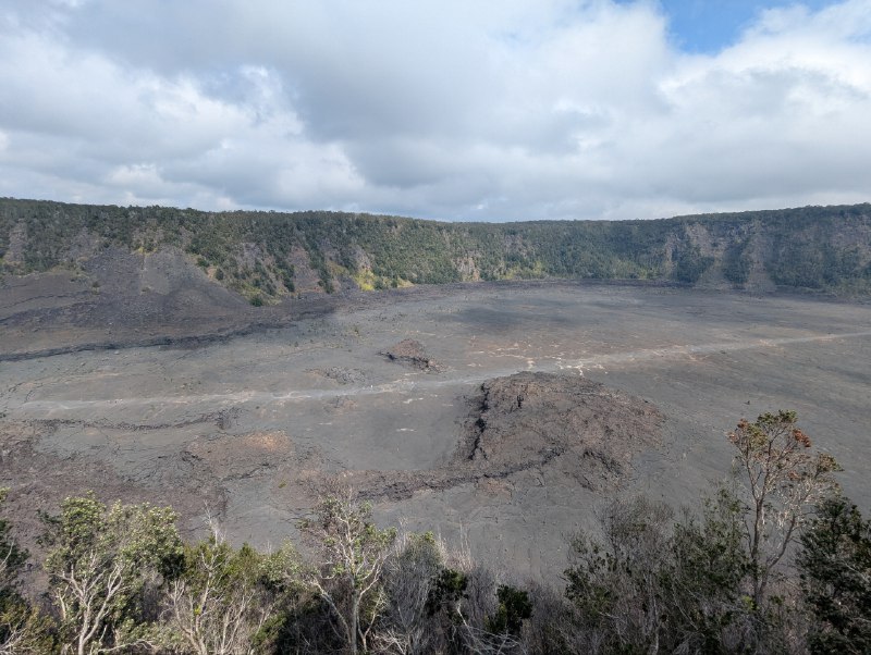 火山這兩天天氣不好，蹲了兩晚，所幸火山女神 Pele 送了一份離別禮，literally 在我即將離開的最後十分鐘裡看見了紅光