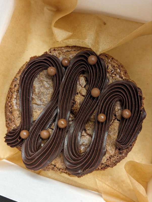 #增肥篇芝狗隨便進的門口老墨的店，好像不正宗，因為維基第一段就寫正宗芝狗一定沒 Ketchup......麥當勞總部店，特設有全球菜單，但門市本身並沒有想像中大，全球菜單也只有幾款商品而已，點了泰國的 Samurai McSpicy 和芬蘭薯條