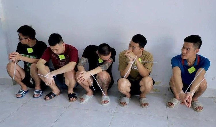 木牌大事件：柬越边境扫荡诈骗窝点 六名外国人被逮捕 柬埔寨柴桢省当局对巴域市一处配图