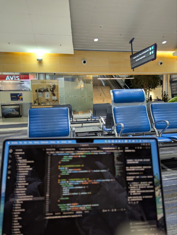 雖然我平常也飛得不少，但都是純純閒逛燒錢，沒有 Business Trip，所以一直挺羨慕那些 WFH 不用坐班的人邊候機邊把班上，還有錢拿