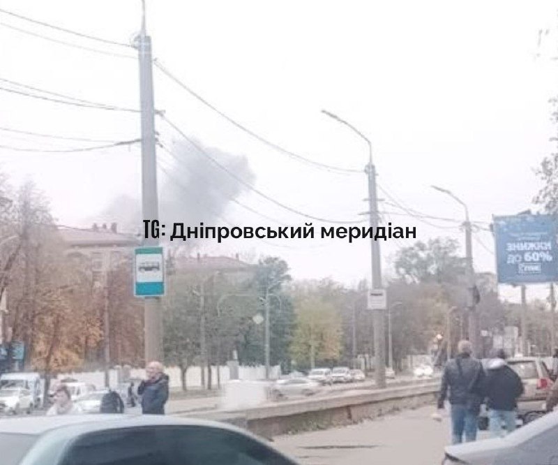 תקיפה בדנייפרופטרובסק עשן עולה מעל העיר בעקבות פגיעה ישירה. ערוצים מקומיים מדווחים על נזק לאובייקט של תשתית…