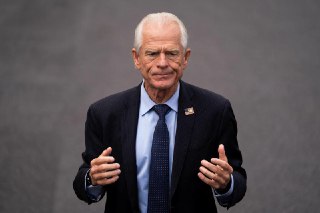 白宫贸易顾问批评印度大量购买俄石油“牟取暴利”白宫贸易顾问纳瓦罗在英国《金融时报》发表一篇措辞强硬的专栏文章，批评印度在俄乌战争爆发后大量购买俄罗斯石油。纳瓦罗在文章中批评指，自俄罗斯入侵乌克兰以来，印度对俄罗斯石油的购买量急剧增加，这是“投机取巧，并且对全球孤立克里姆林宫和遏制普京战争机器的努力具有极大的腐蚀性”。纳瓦罗是美国总统特朗普惩罚性全球关税背后的主要推动者。他将印度的贸易壁垒与他所谓的印度对俄罗斯的财政支持联系起来，认为这些交易是以牺牲美国利益为代价。他批评道：“美国消费者购买印度商品，印度则用