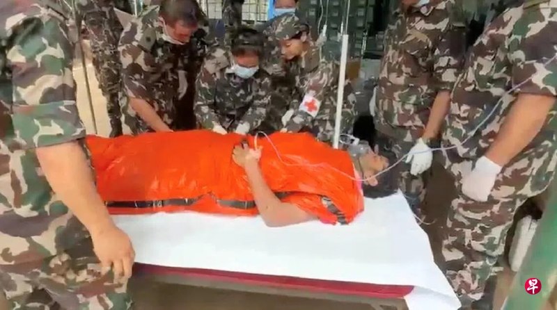 尼泊尔媒体星期五（9月4日）报道，救援人员当天在尼泊尔北部拉苏瓦地区一水电站隧道内救出两名因泥石流被困的尼泊尔籍工人。