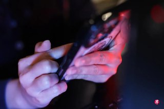 诈骗分子又出新招，利用数码方式修改新加坡身份证来开设支付户头，并用来进行非法活动。https://zb.sg/JBiz