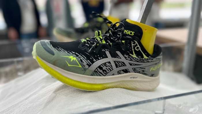 ASICS על עקבי נייקס בקאמבק בשוק האמריקאי מותג בגדי הספורט היפני ASICS מביים פריחה מחודשת בשוק האמריקאי לאחר…
