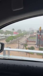 שיטפונות קשים בלוס סיבוס, גואיאקיל, אקוודור מי שיטפונות שקעו רחובות וכלי רכב והוצפו בתי מגורים.