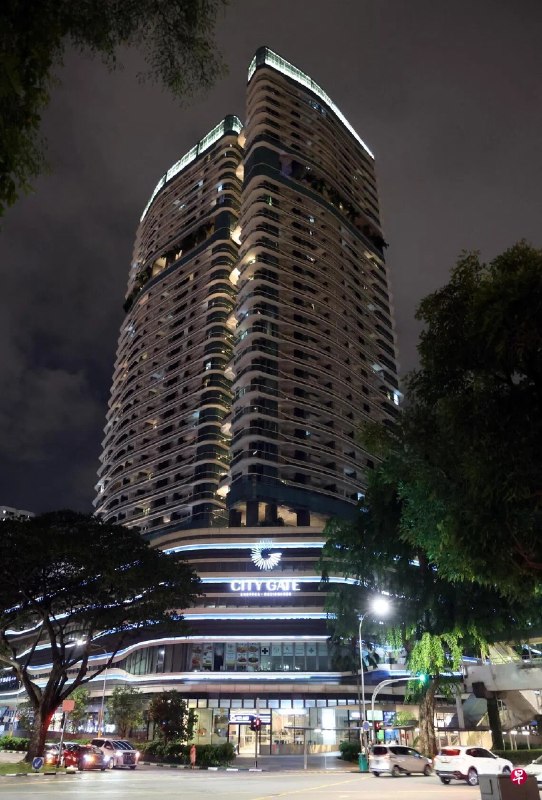 同居四年期间频频因公寓租金和钱财问题起争执，夜总会女经理要求男友搬离住处不果，最终持刀刺中对方胸膛，酿成命案。40岁女经理在误杀罪名下，被判坐牢12年。