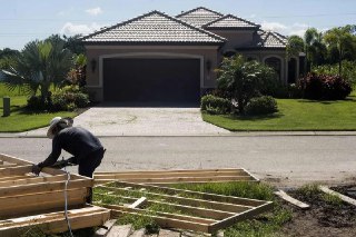 美国木材家具关税生效 住房成本恐上升美国对进口木材、家具和厨房橱柜征收的新关税于纽约时间星期二（10月14日）零时01分（新加坡时间14日下午12时01分）生效。这一举措预计将推高建筑成本，并在本已困难的房地产市场上进一步增加购房者的压力。最新一轮措施包括对进口软木材征收10%的关税，而对部分软垫家具和厨房橱柜的关税起点为25%。从明年1月1日起，进口软垫家具的税率将升至30%，厨房橱柜和浴室盥洗台的关税则将暴涨至50%。美国住宅建筑商协会指出，以国家安全为借口征收这些关税，忽视了住房对所有美国人与经济安全