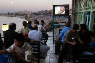萨达姆·侯赛因 年轻时在Tikrit附近的村庄里当牧羊人，1956 年
