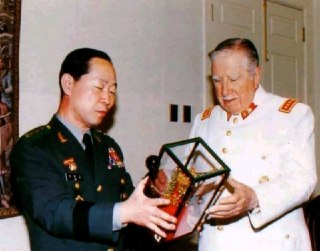 1997年，中国共产党向智利前独裁者皮诺切特致敬，当时可能出于外交或政治礼节背景。这一事件反映了中智两国在当时的官方交流与关系，但也引发争议，因为皮诺切特的统治以人权问题著称。