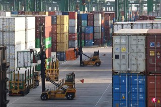 我国政府会持续与设在本地的制药公司沟通，了解美国对药品征收100％关税带来的冲击。 https://zb.sg/qVPQ