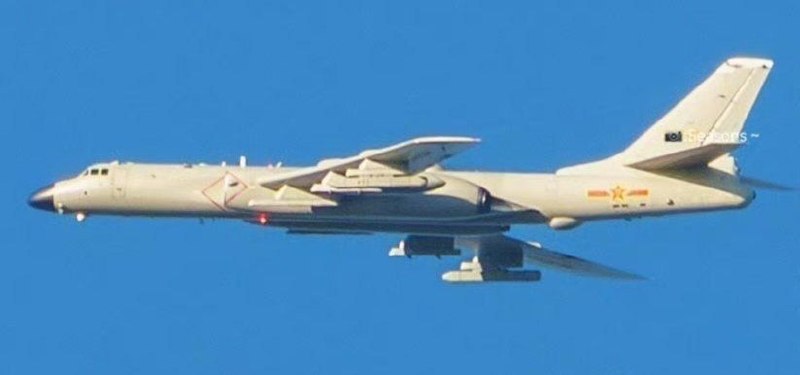 מפציץ ח-6K של חיל האוויר הסיני, מצויד בסוג חדש של תרמיל לוחמה אלקטרוני, נצפה.