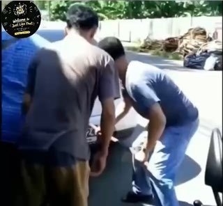 东南亚华人大事件：泰国一段视频显示 一名年轻女子被塞进一辆现代轿车后备箱 据称 该女子配图