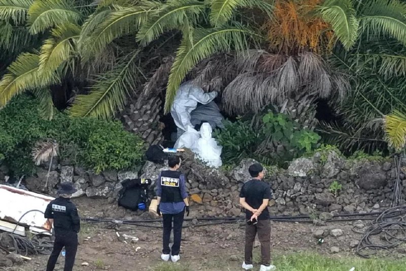 济州岛爆发警员渎职虚假结案丑闻，当局复查298起人口失踪案，三天内寻获四具尸体，引发强烈民愤。韩国总统李在明下令政府改革警察执法体制、加强问责，设法平息众怒。