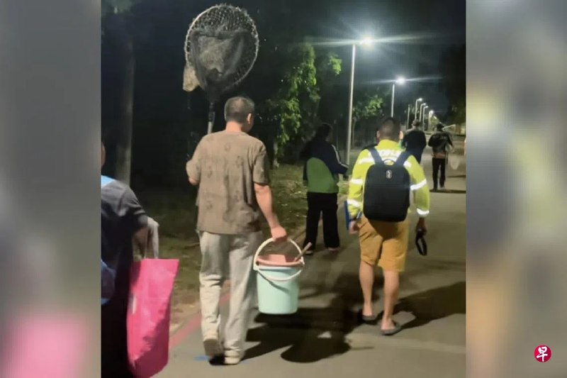 一群公众凌晨到樟宜一带海滩“赶海”，捕捞大量海产，再带到餐馆烹煮享用，还拍视频放上网，遭质疑影响生态环境。