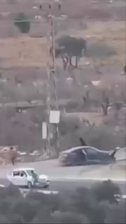 צילומי שטח מתעדים את הרגע שבו צעירים פלסטינים מקומיים התעמתו עם קבוצת מתנחלים ישראלים שתקפו את הכניסה לכפר…