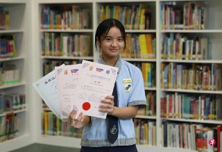 菲律宾家庭出生、母语并非华文的海莉，在上小一时毅然选择修读华文；靠不断阅读、勇于开口，她不仅顺利修读高级华文，还多次在作文比赛中获得佳绩。https://zb.sg/7zhx