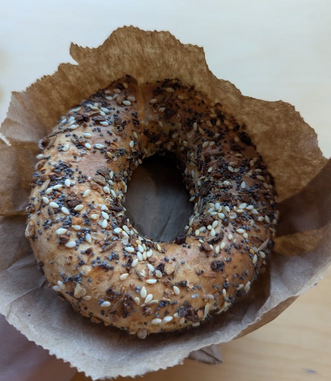 #增肥篇滿地坑的美食不會令人失望的！首先作為國菜 Poutine 的發源地，真的是隨便亂進一家都行