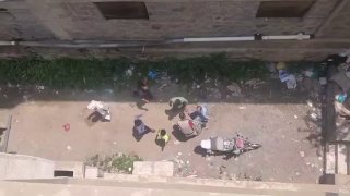 סרטון המראה כוחות שכירי חרב מפנים משפחה מביתה בעיר טאיז, בכוונה להשתמש בה למטרות צבאיות בקרבותיהם נגד כוחות…