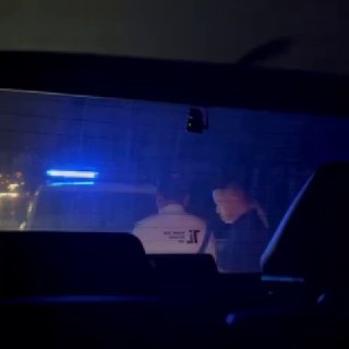 吉隆坡大事件：# 刚刚下飞机 吉隆坡机场 朋友开阿尔法来接 刚刚出机场 就被一辆警配图
