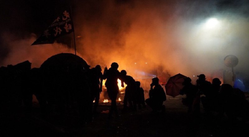 [ 快訊：香港中文大學情況告急 已出現多人受傷 現場無法施救 ]香港訊息：目前香港中文大學教師及學生集體被困學校，被香港警方前後包圍，情況告急