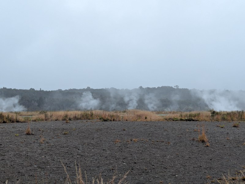 火山這兩天天氣不好，蹲了兩晚，所幸火山女神 Pele 送了一份離別禮，literally 在我即將離開的最後十分鐘裡看見了紅光
