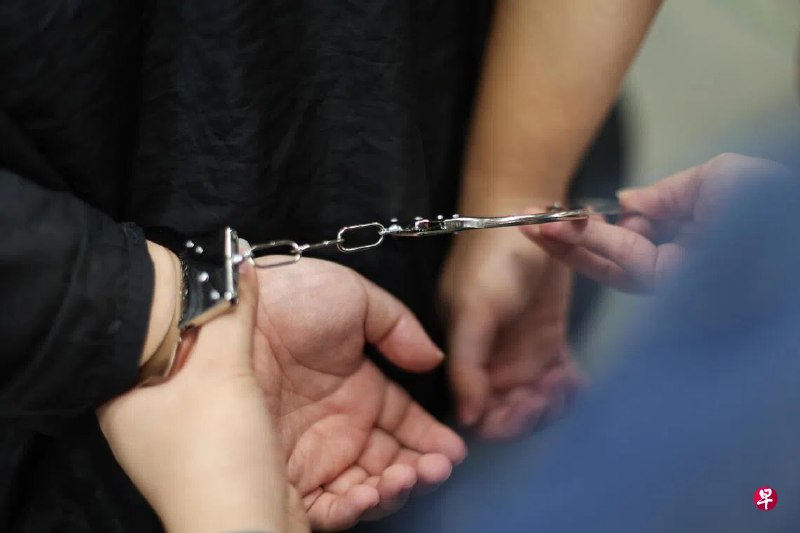 驾驶员将租赁汽车的钥匙放在轮胎上，一对男女涉嫌过后将汽车偷走被警方逮捕，涉案男子将在星期六（8月8日）被控上法庭。