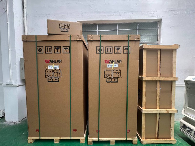 #出售 #电子产品 #maimai #街机 #舞萌dx 联系 Rf8x61D  价格 108000华立科技 国行舞萌dx 两台还有中间投币口连接杆 运费另算 直接插上就能联网 第一年免费 第二年每年三千的音乐版权服用 这个不能包邮到火星了 运费另算