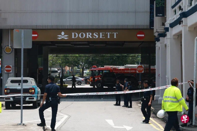 牛车水一带电房起火，现场传出爆炸声，附近七八间店铺受影响，断电约两小时被迫停业。