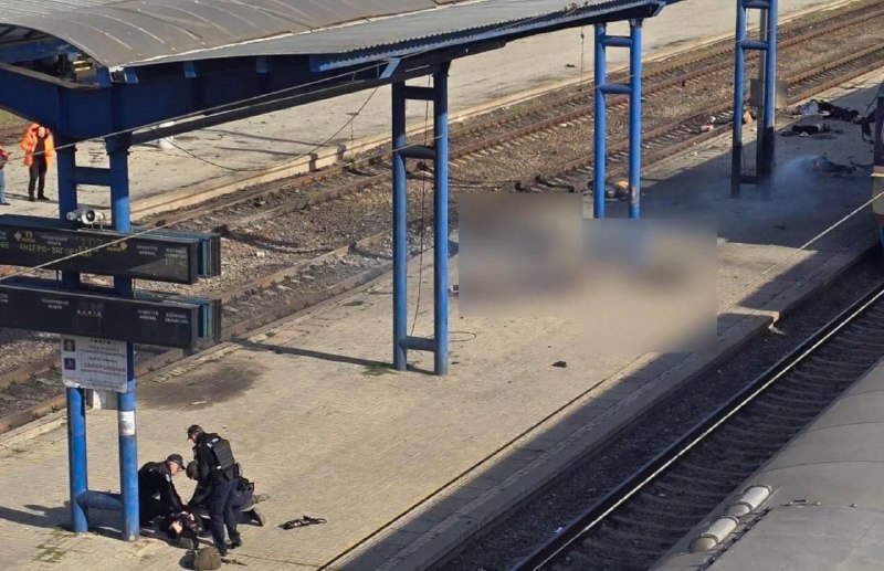 ערוצים אוקראינים מציגים צילומים מתחנת הרכבת בדניפרו.