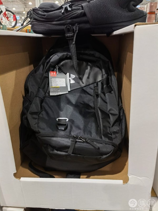 110/08/27 Costco目擊 UA 26升運動背包 HUSTLE 4.0雙前置防潑水置物袋設計，底部隔層可放置衣物、鞋履，15吋電腦軟墊夾層