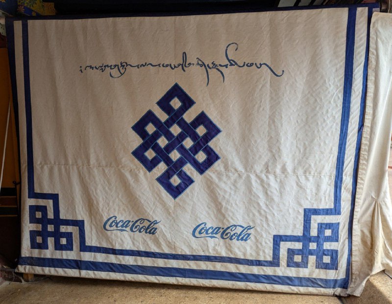 大昭寺的布簾看似藏色藏香，實則蝌蚪啃蠟