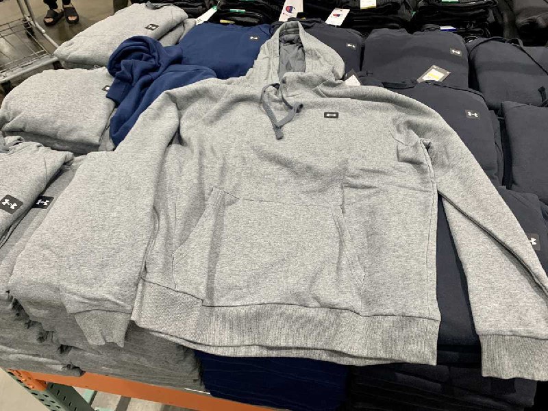 Costco新上架 UNDER ARMOUR男刷毛帽T，素面滿好看的，價格也好便宜，現場貨還很多，美國尺寸S~XL🔥商品情報連結 