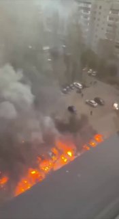 🇺🇦🇷🇺️ — וורונז': חניון שלם של מכוניות עולה באש.