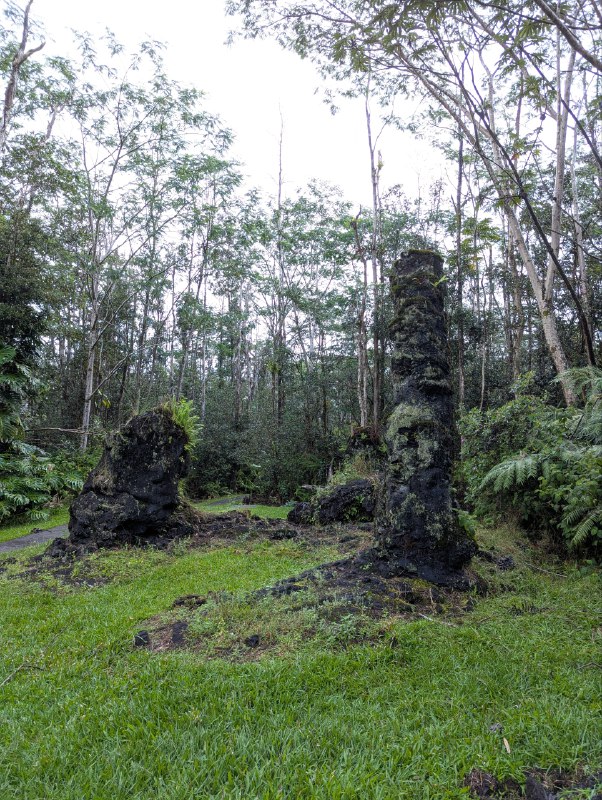 火山這兩天天氣不好，蹲了兩晚，所幸火山女神 Pele 送了一份離別禮，literally 在我即將離開的最後十分鐘裡看見了紅光