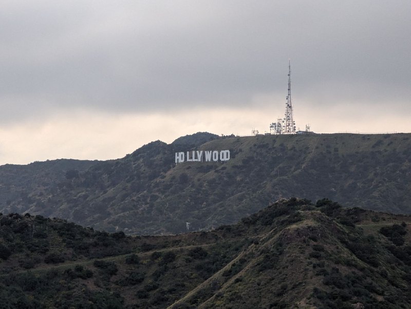 Griffith 天文台俯瞰洛聖都全景，另一側就是 Hollywood 標誌，哪有比這更熟悉的場景🥰Griffith 天文台俯瞰洛聖都全景，另一側就是 Hollywood 標誌，哪有比這更熟悉的場景🥰