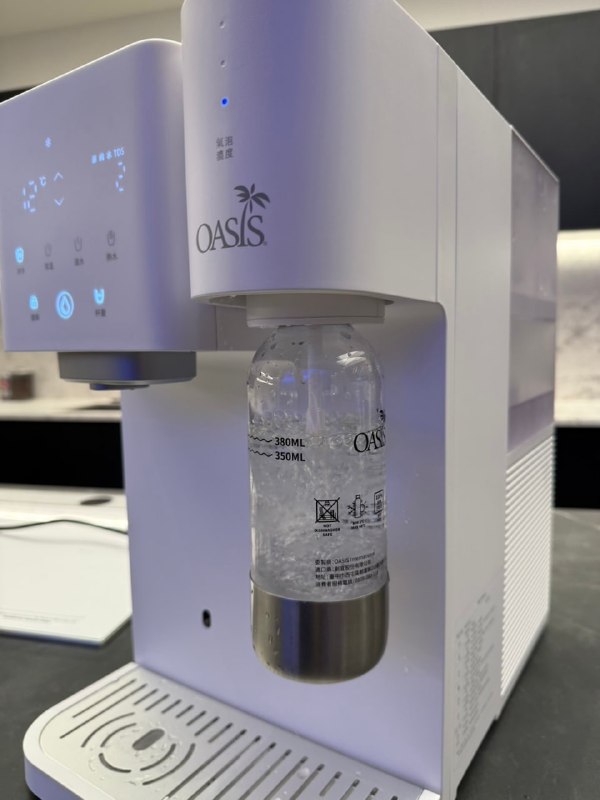 【Costco線上好物推薦】把五星級飲水BAR搬回家！Super Pro 桌上型多溫氣泡開飲機 ✨自從家裡換了這台，全家人的喝水習慣真的被徹底改變了！不管是早上泡咖啡趕著出門、炎熱午後來杯氣泡水沁涼解熱，還是睡前泡杯溫牛奶，它都能一鍵搞定