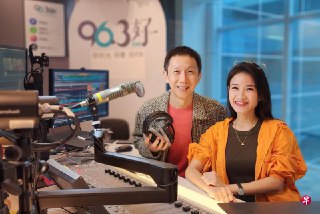 来临农历七月已接下20多场歌台主持工作，如今又加入96.3好FM担任DJ，李佩芬准备好蜡烛两头烧。她也期盼与王德明携手，打造一个像广播版《康熙来了》的节目。 https://zb.sg/xHjE